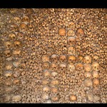 Catacombes de Paris.גל עצמות מסודר ומאורגן